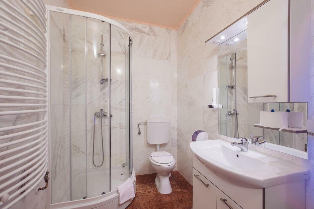 Apartmani I Sobe Dinko Starigrad Paklenica Exterior foto